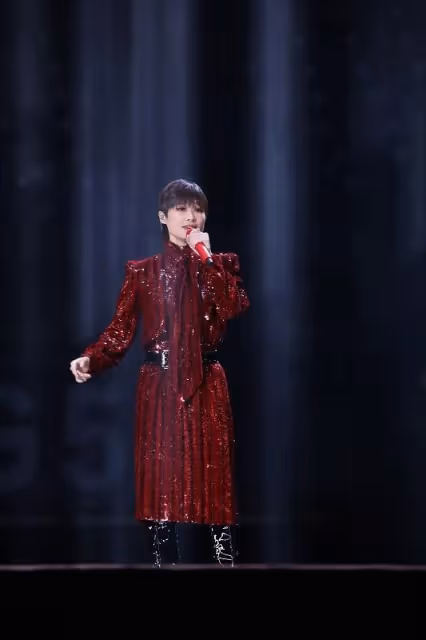 李宇春風格改變真大,短髮配上「耀眼裙」,終於有點女人味了