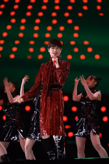 李宇春風格改變真大,短髮配上「耀眼裙」,終於有點女人味了