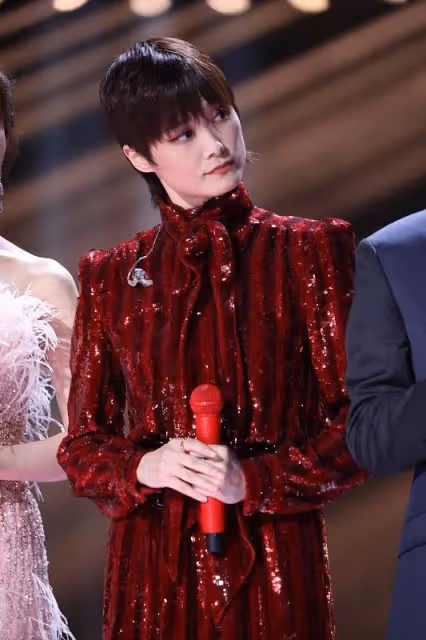 李宇春風格改變真大,短髮配上「耀眼裙」,終於有點女人味了
