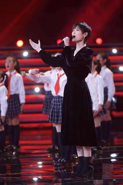 李宇春風格改變真大,短髮配上「耀眼裙」,終於有點女人味了