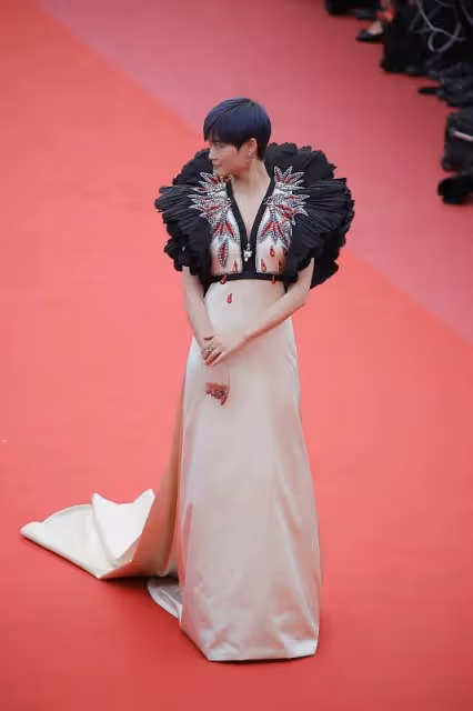 李宇春風格改變真大,短髮配上「耀眼裙」,終於有點女人味了