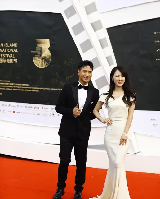 李念保養得真好,近照也精緻,穿魚尾裙真美,不愧是「富家太太」