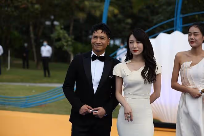 李念保養得真好,近照也精緻,穿魚尾裙真美,不愧是「富家太太」