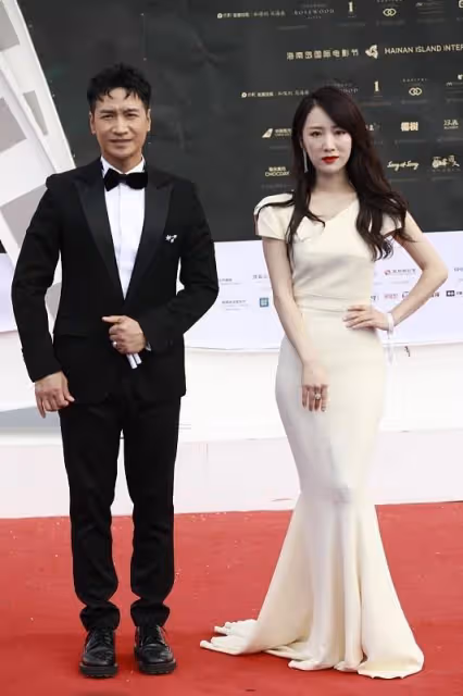 李念保養得真好,近照也精緻,穿魚尾裙真美,不愧是「富家太太」
