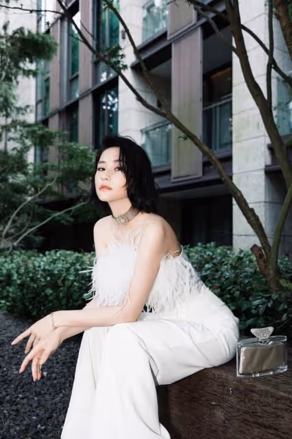 何超蓮短髮配白裙真高級,顏值氣質不輸明星,好有「富家千金範」
