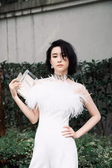 何超蓮短髮配白裙真高級,顏值氣質不輸明星,好有「富家千金範」