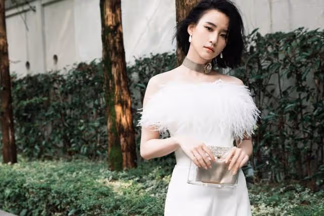 何超蓮短髮配白裙真高級,顏值氣質不輸明星,好有「富家千金範」