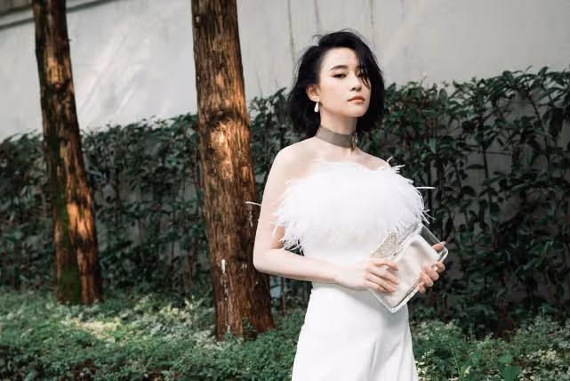 何超蓮短髮配白裙真高級,顏值氣質不輸明星,好有「富家千金範」