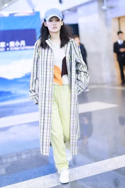 90年的李沁保養得太好,頭戴貝雷帽真清純,「糖系愛豆」石錘了