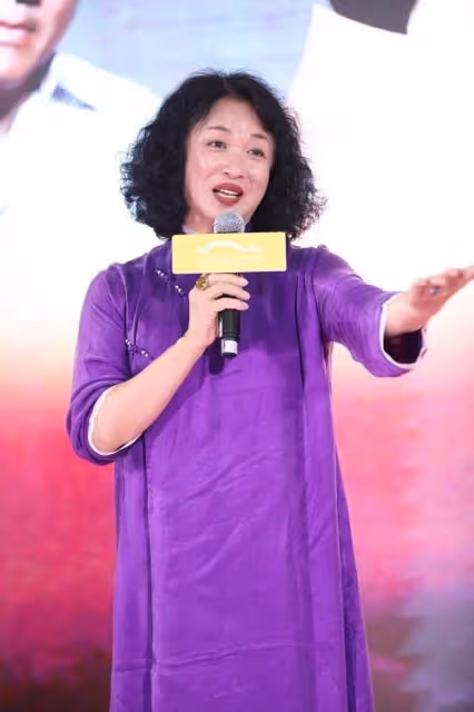 金星真是旗袍「重度愛好者」,穿紫色旗袍挺休閒,但看不出時尚來