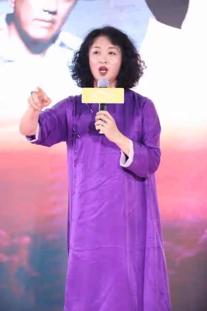 金星真是旗袍「重度愛好者」,穿紫色旗袍挺休閒,但看不出時尚來
