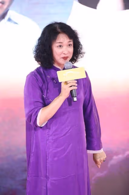 金星真是旗袍「重度愛好者」,穿紫色旗袍挺休閒,但看不出時尚來