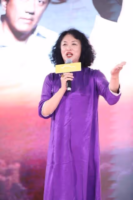 金星真是旗袍「重度愛好者」,穿紫色旗袍挺休閒,但看不出時尚來