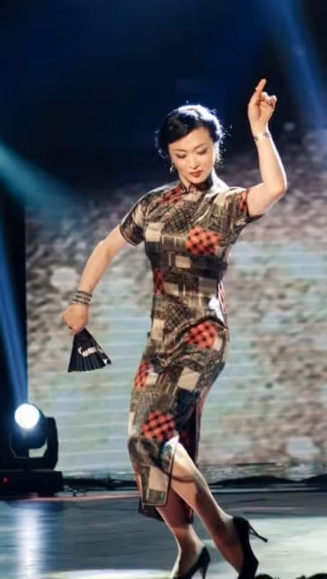 金星真是旗袍「重度愛好者」,穿紫色旗袍挺休閒,但看不出時尚來