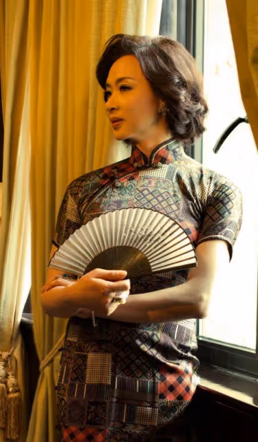 金星真是旗袍「重度愛好者」,穿紫色旗袍挺休閒,但看不出時尚來