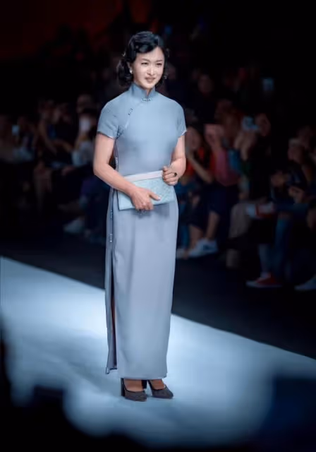 金星真是旗袍「重度愛好者」,穿紫色旗袍挺休閒,但看不出時尚來