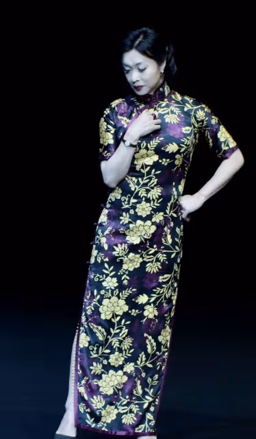 金星真是旗袍「重度愛好者」,穿紫色旗袍挺休閒,但看不出時尚來