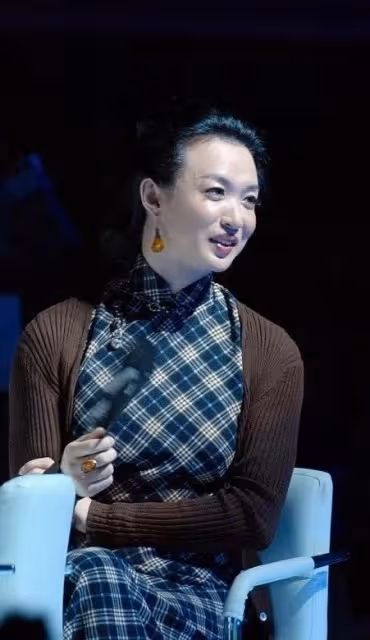 金星真是旗袍「重度愛好者」,穿紫色旗袍挺休閒,但看不出時尚來