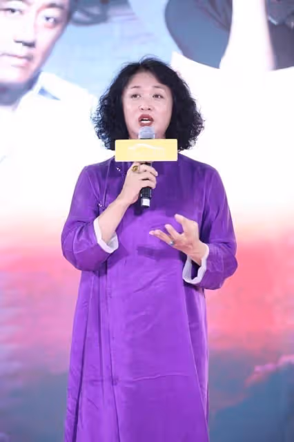 金星真是旗袍「重度愛好者」,穿紫色旗袍挺休閒,但看不出時尚來