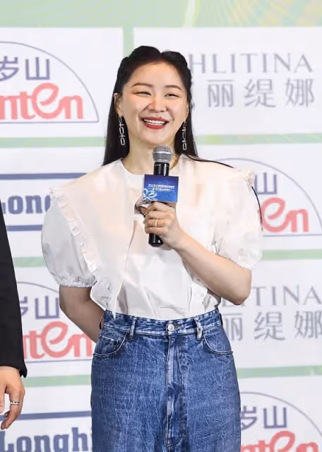 金靖臉上「痦子」位置真好,看著挺有高級感,襯衫配闊腿褲也很美