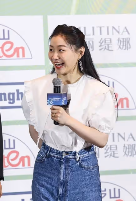 金靖臉上「痦子」位置真好,看著挺有高級感,襯衫配闊腿褲也很美