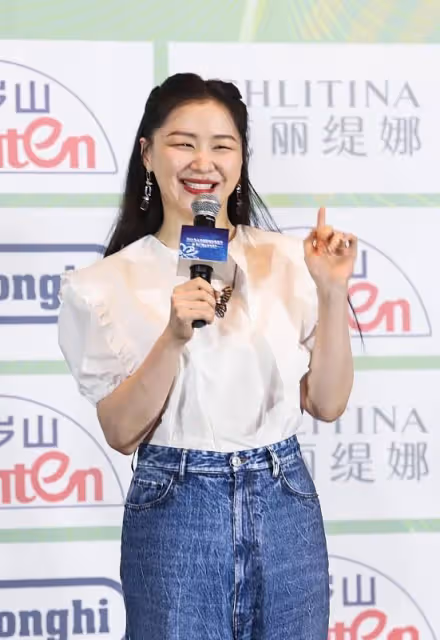金靖臉上「痦子」位置真好,看著挺有高級感,襯衫配闊腿褲也很美