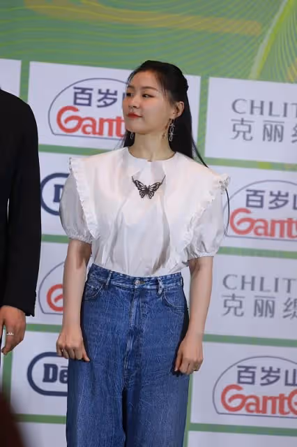 金靖臉上「痦子」位置真好,看著挺有高級感,襯衫配闊腿褲也很美
