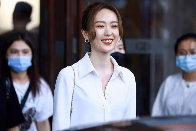 童謠氣質一般人真比不了,基礎款白襯衫搭配黑褲子,氣場強大