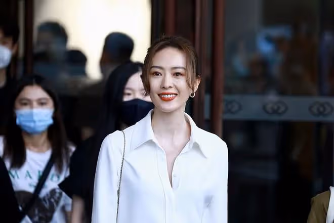 童謠氣質一般人真比不了,基礎款白襯衫搭配黑褲子,氣場強大