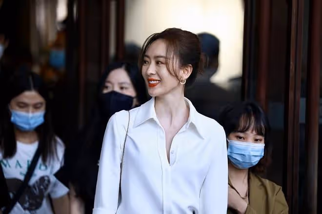 童謠氣質一般人真比不了,基礎款白襯衫搭配黑褲子,氣場強大