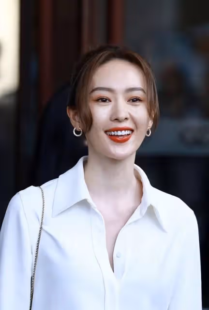 童謠氣質一般人真比不了,基礎款白襯衫搭配黑褲子,氣場強大