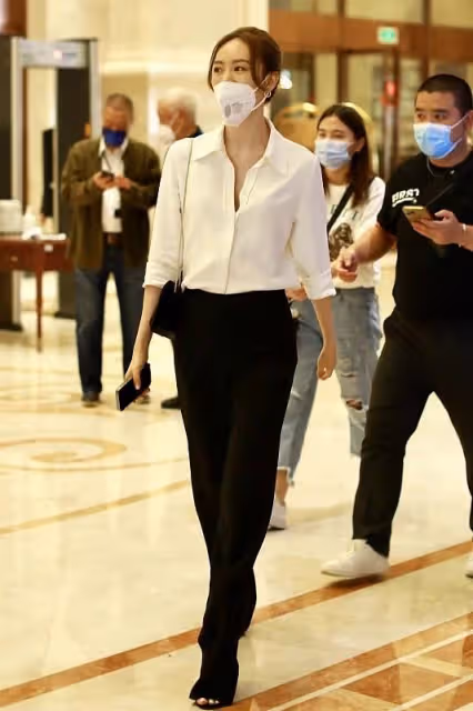 童謠氣質一般人真比不了,基礎款白襯衫搭配黑褲子,氣場強大