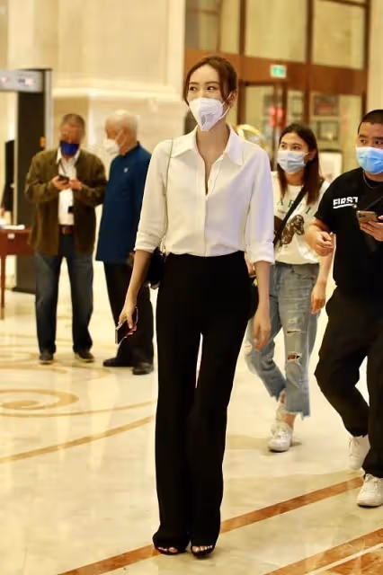 童謠氣質一般人真比不了,基礎款白襯衫搭配黑褲子,氣場強大