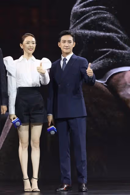 童謠氣質一般人真比不了,基礎款白襯衫搭配黑褲子,氣場強大