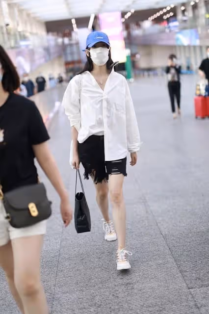 童謠氣質一般人真比不了,基礎款白襯衫搭配黑褲子,氣場強大
