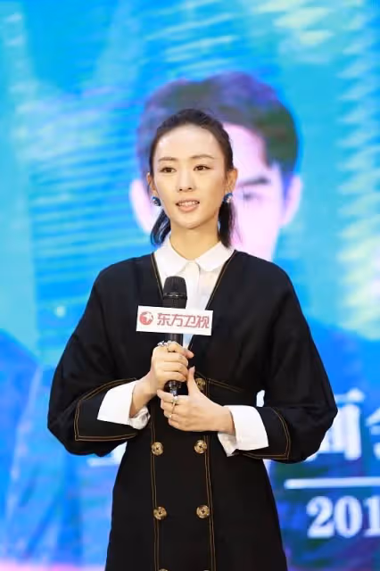 童謠氣質一般人真比不了,基礎款白襯衫搭配黑褲子,氣場強大
