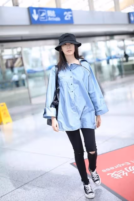 童謠氣質一般人真比不了,基礎款白襯衫搭配黑褲子,氣場強大