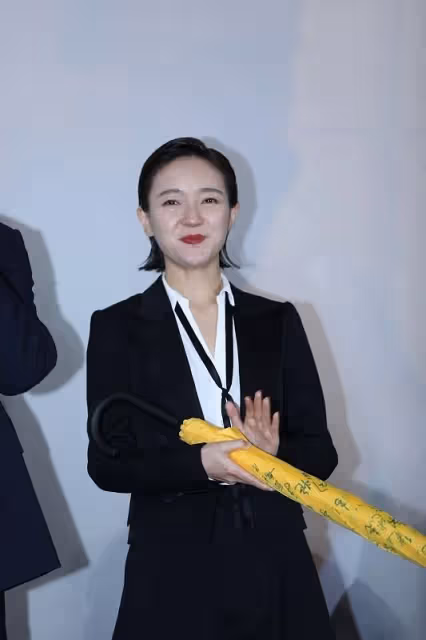 中性風太顯嫩?30+的焦俊艷利落短髮配西裝,挺有「小女孩」氣