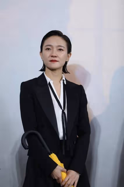 中性風太顯嫩?30+的焦俊艷利落短髮配西裝,挺有「小女孩」氣