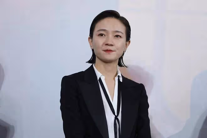 中性風太顯嫩?30+的焦俊艷利落短髮配西裝,挺有「小女孩」氣