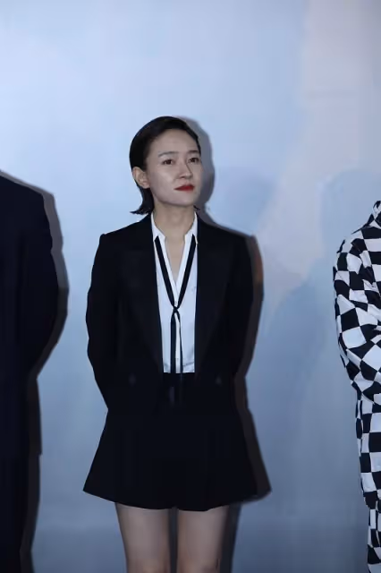 中性風太顯嫩?30+的焦俊艷利落短髮配西裝,挺有「小女孩」氣