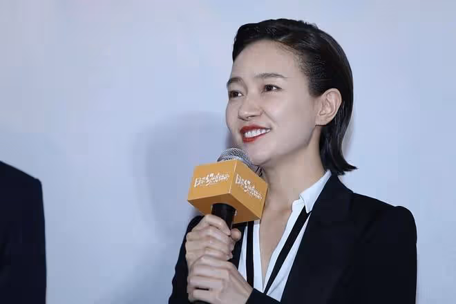 中性風太顯嫩?30+的焦俊艷利落短髮配西裝,挺有「小女孩」氣