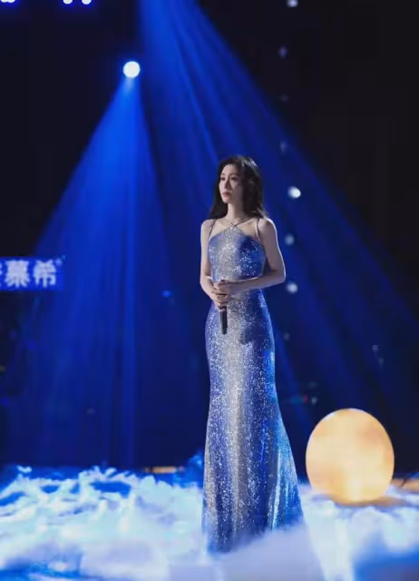 張碧晨化身「人魚公主」驚艷亮相,穿藍色亮片裙真美,身材很窈窕