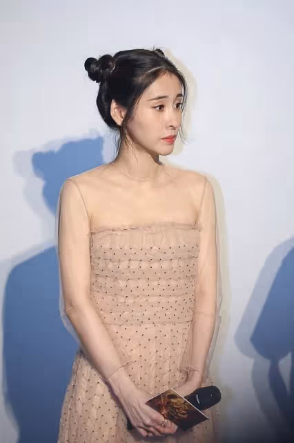張碧晨化身「人魚公主」驚艷亮相,穿藍色亮片裙真美,身材很窈窕