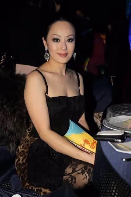 章小蕙「蹺二郎腿」太霸氣,穿弔帶裙都不收斂,真是不怕走光