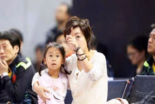張怡寧生完孩子身材走樣被嘲,如今倆孩子很幸福,媽媽都不容易