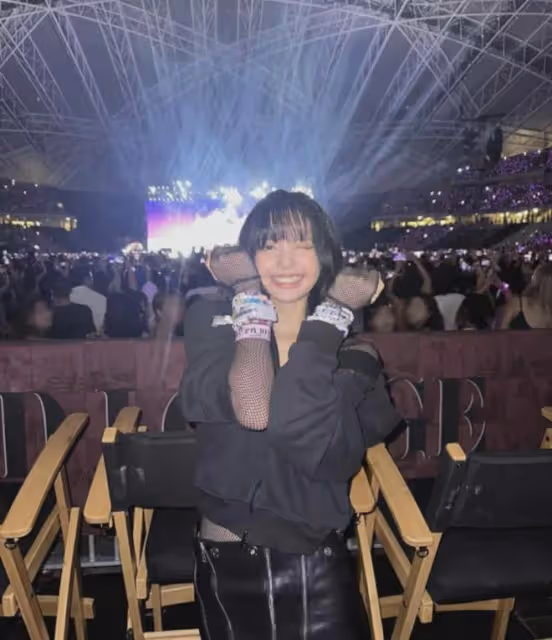 lisa慶祝27歲生日,一襲金色長裙撞衫辛芷蕾,戴百萬珠寶超奢侈!