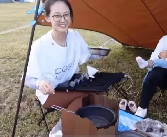 苗苗帶娃探班,素顏出鏡狀態佳,鄭愷甜寵母女倆,女兒怕把鞋咬壞