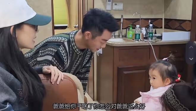 苗苗帶娃探班,素顏出鏡狀態佳,鄭愷甜寵母女倆,女兒怕把鞋咬壞