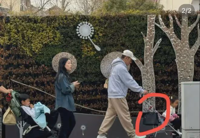 42歲李晨上海街頭遛娃!推廉價嬰兒車太低調,女兒正面曝光超可愛